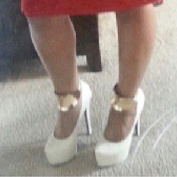 High heel platform with gold ankle bangle. - Picture 4 of 5